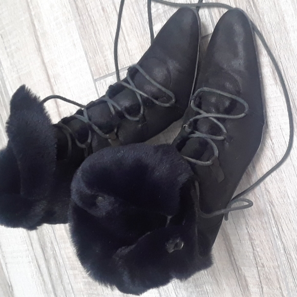 GUCCI FUR LINED BOOTS..RARE FIND.. - Picture 4 of 11